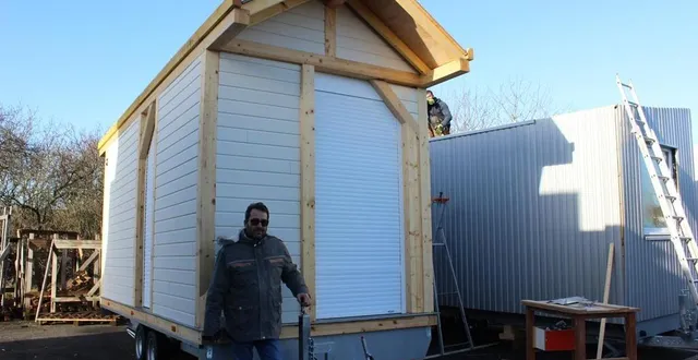 photo  jean-françois henry, devant un modèle de tiny house  &copy;  le maine libre 