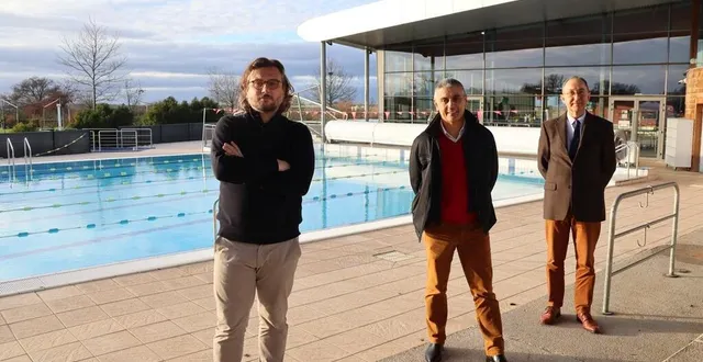 photo  jean-philippe buchot, directeur du centre aquatique du pays sabolien ; daniel chevalier, président de la communauté de communes, et claude davy, vice-président en charge des sports.  &copy;  ouest-france 