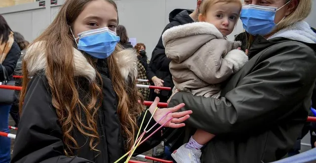 photo  le mans, lundi 10 janvier 2022. rose, 10 ans, est venue se faire dépister à la visitation. un tout premier test pour la fillette, qui appréhende.  &copy;  photo le maine libre-yvon loue 