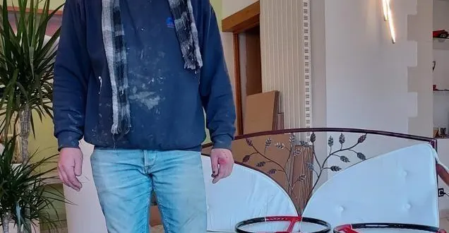 photo  stéphane martin a installé sa petite entreprise néo prototypes dans différents petits ateliers, chez lui. spécialisé dans la fabrication de pièces détachées pour les collectionneurs de voitures anciennes dont la production industrielle de ces pièces a été abandonnée, il présente ici le moule qui sert à couler la résine nécessaire à la confection des volants de ces voitures anciennes.  &copy;  ouest-france 