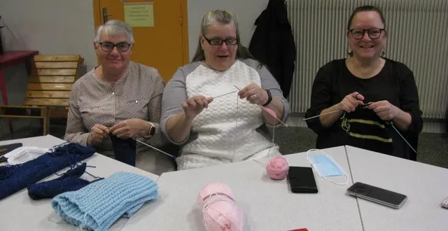 photo  christiane, sylvie et annabelle aimeraient que les animations repartent dans le quartier. elles sont toujours disponibles pour apporter leur aide. ici à l’atelier tricot de la mjc ronceray où elles tricotent pour les plus démunis.  &copy;  ouest-france 
