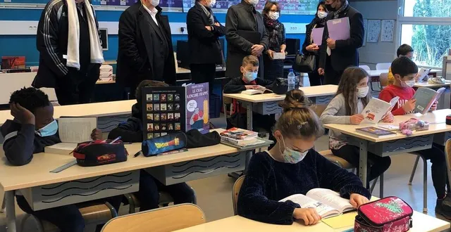 photo  la visite a commencé pendant le quart d’heure consacré à la lecture. les élèves de cm1-cm2 de la directrice martine morel sont plongés dans leurs livres tandis qu’élus et responsables de l’éducation nationale conversent avec l’enseignante.  &copy;  ouest-france 