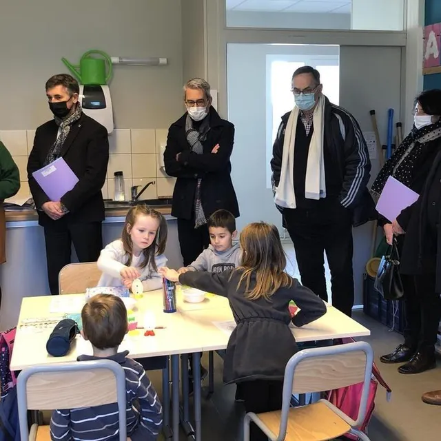 photo à gauche, nancy dubois, professeure de grande section de maternelle et cp, évoque les difficultés rencontrées dans l’application des différents protocoles sanitaires. aux côtés de jean-luc legrand, directeur académique, des élus locaux et responsables de l’éducation nationale dans le département.  ©  ouest-france