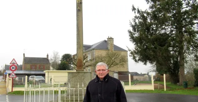 photo  le maire bernard mésenge devant un des deux calvaires où le pied de la stèle sera rénové.  &copy;  ouest-france 