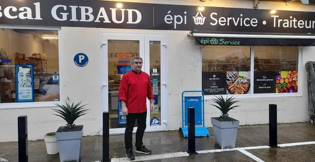 photo  pascal gibaud devant son épicerie située au cœur de vallon.  &copy;  le maine libre 
