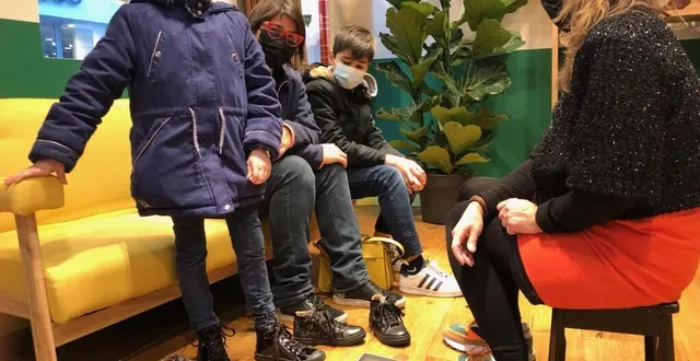 photo  juliette a enchaîné les essayages de chaussures, hier après-midi, lors de la première journée des soldes.  &copy;  le maine libre 
