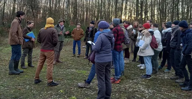 photo  face aux étudiants, à gauche : jean de falandre, solène pillet et pierric cochery qui intervient.  &copy;  ouest-france 