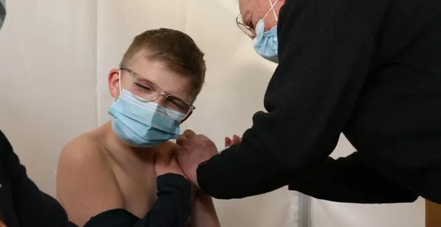 photo  au centre de vaccination de la flèche, le docteur jean-louis bourgois reçoit les enfants avant de leur administrer une dose de pfizer pédiatrique. émilien en faisait partie, ce 12 janvier 2022.  &copy;  ouest-france 