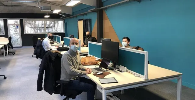 photo  au premier plan, sébastien lange, cofondateur de subteno, n’a, volontairement, pas de bureau dans les nouveaux locaux, il travaille dans l’open space à côté de ses collaborateurs.  &copy;  ouest-france 