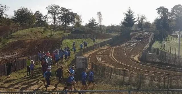 photo  les athlètes de la patriote de bonnétable en reconnaissance sur le tracé du départemental de cross-country à torcé-en-vallée.  &copy;  le maine libre 