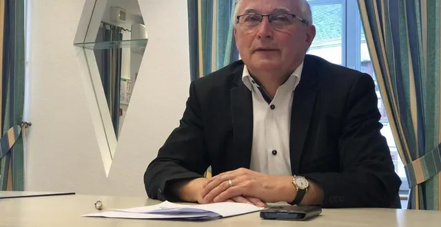 photo  jannick niel, maire de cherré-au, présente les projets de sa commune pour 2022.  &copy;  le maine libre 