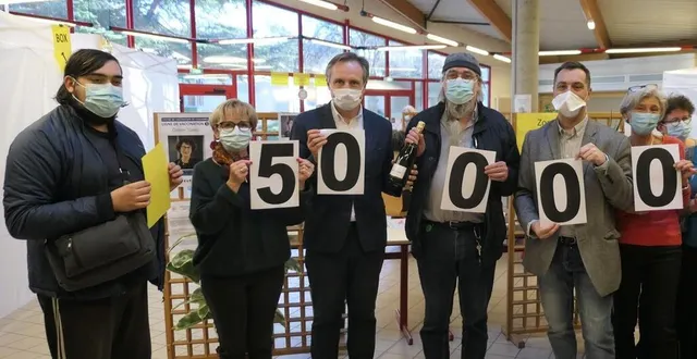 photo  françois penaud et son fils, entourés du maire, du coordinateur du centre, et de quelques membres de l’équipe médicale.  &copy;  photo le maine libre 