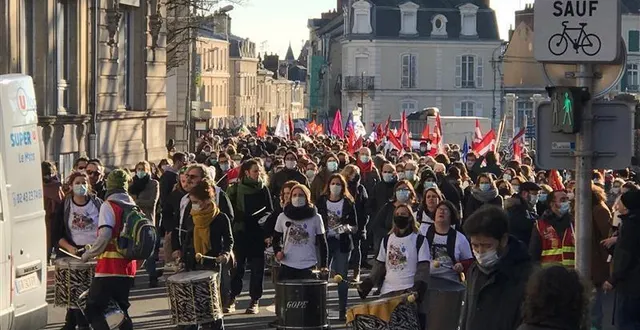 photo  près de 1 300 manifestants défilent, ce jeudi 13 janvier 2022, dans les rues du mans (sarthe) pour dénoncer la situation dans les écoles, liée au protocole sanitaire.  &copy;  ouest-france 