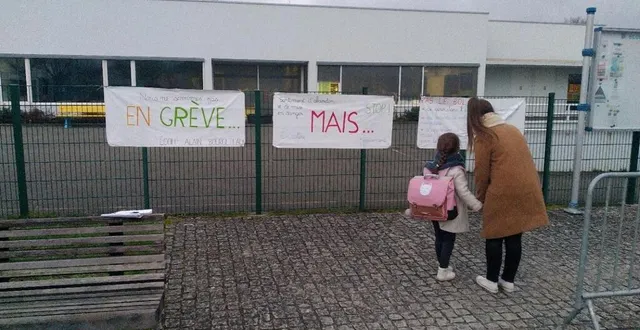 photo  à l’école alain-bourgeteau de sablé-sur-sarthe, le personnel de l’éducation nationale, des enseignantes, a rejoint symboliquement le jour de grève dans l’éducation nationale, jeudi 13 janvier 2022, mais a tout de même travaillé pour ne pas pénaliser les familles.  &copy;  ouest-france 