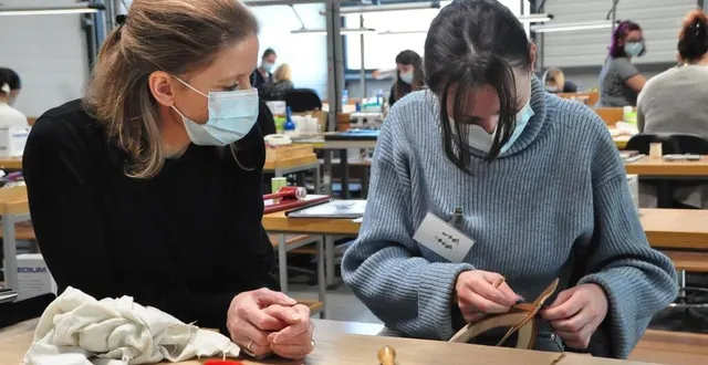 photo  lydie laforêt (à gauche) supervise la formation des vingt-cinq futurs artisans.  &copy;  le maine libre 