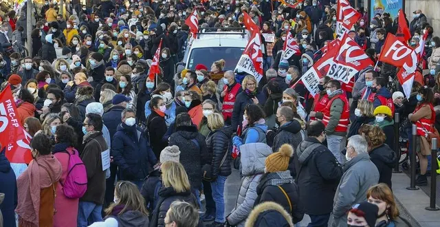 photo  parti de la direction académique, le cortège s’est retrouvé devant la préfecture où une lettre à l’intention du ministre de l’éducation nationale a été lue.  &copy;  photo le maine libre – yvon loue 