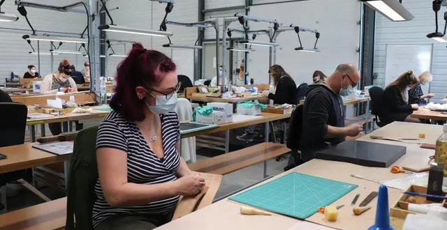 photo  depuis le 4 janvier 2022, 25 personnes se forment au métier de sellier maroquinier, au sein de l’entreprise noras.  &copy;  ouest-france 