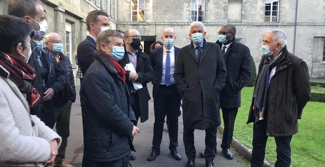 photo  élus et responsables du centre hospitalier d’alençon ont effectué une rapide visite extérieure du site. visite qui a mis en relief l’inadéquation des locaux à l’activité de l’établissement qui accueille environ 40 000 patients par an.  &copy;  ouest-france 