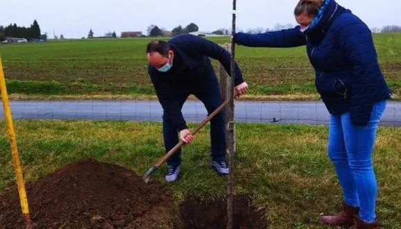 photo  chloé et florian  plantant le pêcher de leur fils liam.  &copy;  le maine libre 