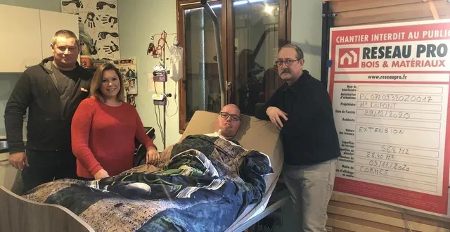 photo  les masques ont seulement été enlevés pour la photo. de gauche à droite, l’artisan frédéric pourriot de dehault, qui fera les travaux, emilie, assistante de vie, romain et son père.  &copy;  le maine libre 