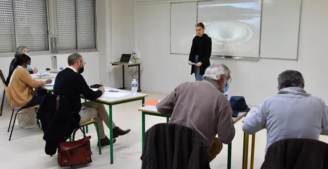 photo  imen a réalisé son exposé sur un temps déterminé de 10 minutes. un exercice qui n’a rien de simple.  &copy;  pascal tansorier/rotary club sablé-sur-sarthe 
