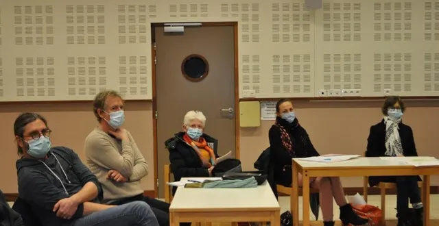 photo  en réunion vendredi soir à la salle jean-michel-bazire, les membres de l’association aime ont décidé d’adresser un courrier à tous les élus communautaires pour leur demander de stopper au plus vite le projet de construction de la virgule.  &copy;  le maine libre 