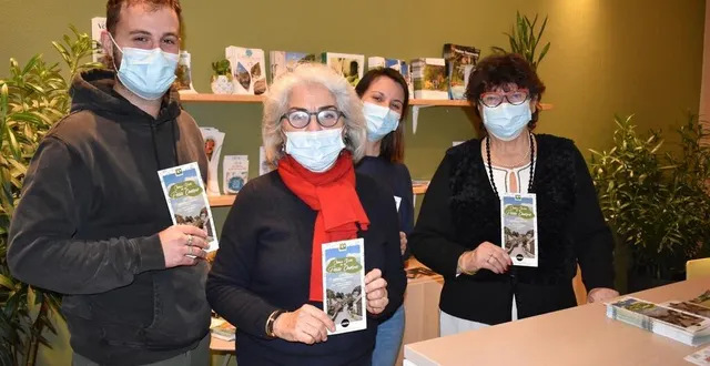 photo  de g. à d., mathieu picouleau, chargé de la communication, claire péchabrier, présidente de l’office de tourisme, angélique grolleau, directrice, et françoise lebrun, présidente de l’association station verte de la petite charnie.  &copy;  le maine libre 