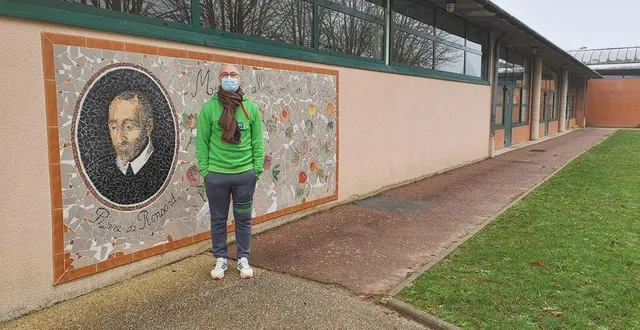 photo  vincent godefroy, adjoint en charge de la vie scolaire à la ville de lombron (sarthe), est bien seul devant l’école pierre-de-ronsard, fermée depuis l’apparition de 44 cas de covid-19.  &copy;  ouest-france 