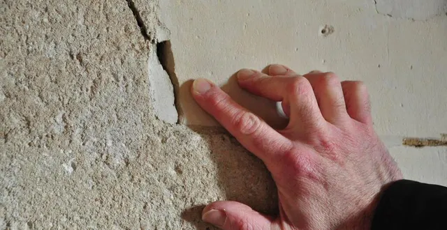 photo  la sécheresse de 2020 avait généré des fissures dans les maisons.  &copy;  archives le maine libre 