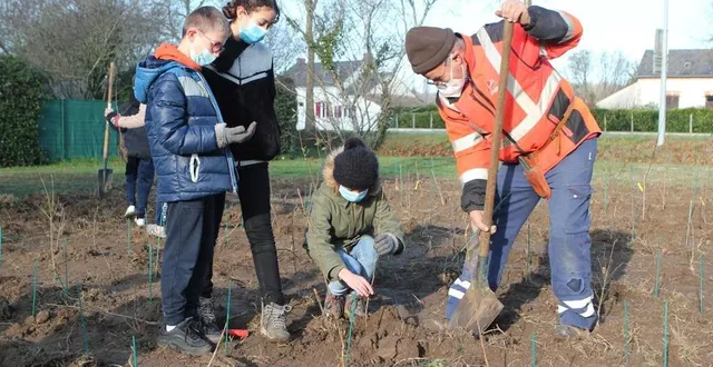 photo  des agents du service espaces verts de la ville ont donné un coup de main aux paysagistes en herbe.  &copy;  le maine libre 