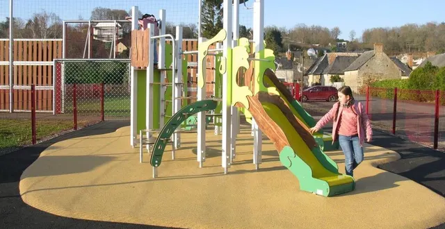 photo  une aire de jeux pour les plus jeunes a été installée en décembre près du city-stade.  &copy;  ouest-france 