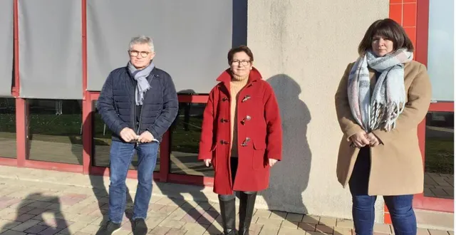 photo  maxime poisson, anita réquena et sabrina hemery, les agents recenseurs qui vont parcourir la commune à compter de jeudi.  &copy;  le maine libre 