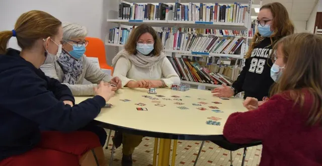 photo  julie, évelyne et sophie permettent aux enfants et aux ados, de passer un bon moment autour du jeu.  &copy;  le maine libre 