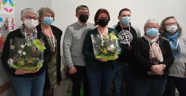 photo  le président, roger renard (troisième en partant de la gauche), et des bénévoles, dont huit ont été récompensés pour leur fidélité.  &copy;  ouest-france 