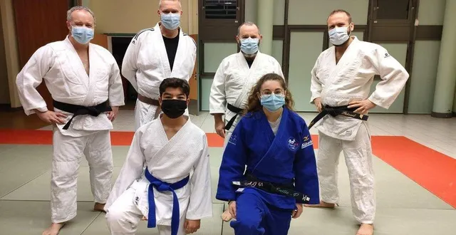 photo  émilie poulet (en bleu) prend la suite de patrick graindorge en tant que monitrice du judo-club. à ses côtés, anis lyagoubi, champion de l’orne minime catégorie -55 kg. le club, d’une vingtaine de licenciés, a notamment mis en place une section baby-judo, ouverte aux enfants à partir de quatre ans.  &copy;  ouest-france 