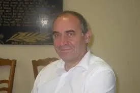 photo  le maire d’échauffour (orne), didier duvaldestin, présente le projet de réhabilitation de l’ancienne maison de retraite.  &copy;  ouest-france 