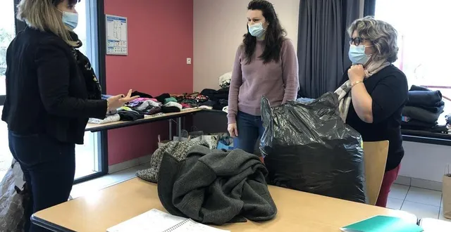 photo  julie est venue de joué-en-charnie pour déposer des vêtements à l'attention de florence toutain et sa famille qui a tout perdu dans l'incendie de sa maison lundi 17 janvier 2022.  &copy;  ouest-france 