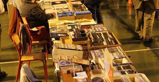 photo  trente-cinq exposants proposeront des collections.  &copy;  archives ouest-france 