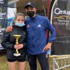 photo  zoé esnault, après la course, réconfortée par son entraîneur noreddine serbouti. 