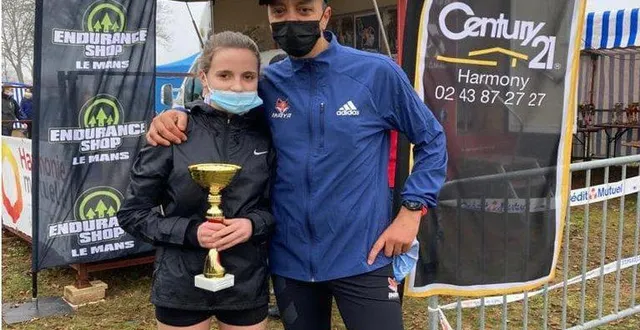 photo  zoé esnault, après la course, réconfortée par son entraîneur noreddine serbouti.  &copy;  ouest-france 