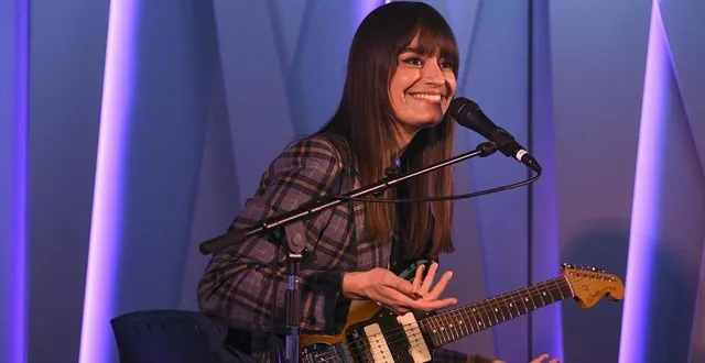 photo  le mans, mardi 18 janvier 2022. dans le grand studio de sweet fm, clara luciani a enchanté son public et les auditeurs.  &copy;  le maine libre – denis lambert 
