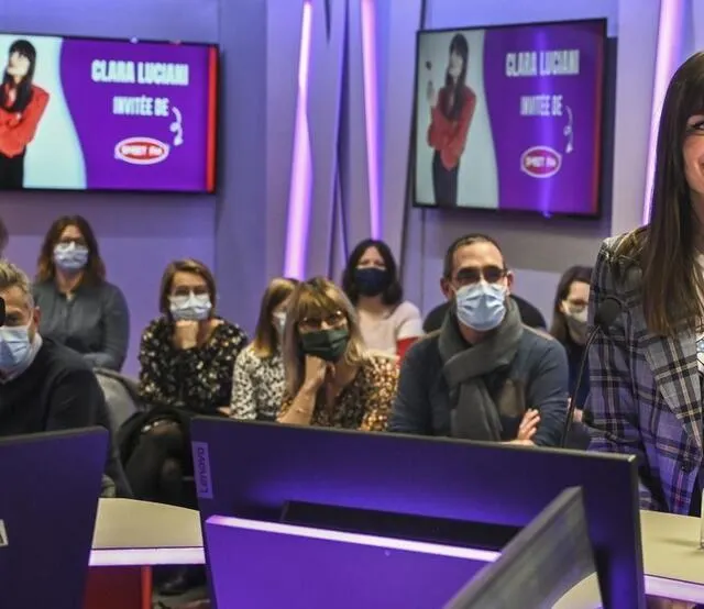 photo ils étaient une quinzaine de privilégiés à assister à l’interview de la chanteuse et à son mini-concert.  ©  le maine libre – denis lambert