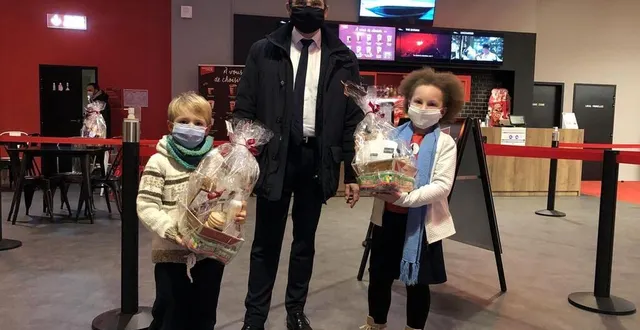 photo  nicolas leudière, le maire de sablé-sur-sarthe, a remis les prix aux enfants vainqueurs du concours de dessin catégorie 3-6 ans.  &copy;  ouest-france 