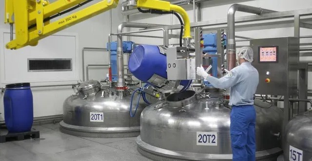 photo  un employé de roval à flers, dans l’orne, en pleine préparation d’un produit.  &copy;  roval/anjac 