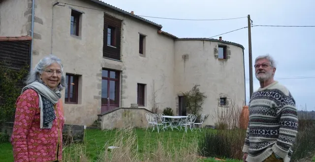 photo  corinne meynial et françois lerique ont créé, à la tour d’auzay, un lieu où le temps semble s’arrêter.  &copy;  co – fabien gouault 
