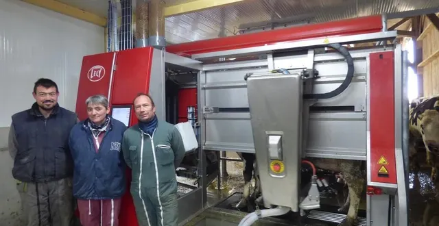photo  matthieu, catherine et patrice riauté devant leur nouvel équipement.  &copy;  ouest-france 