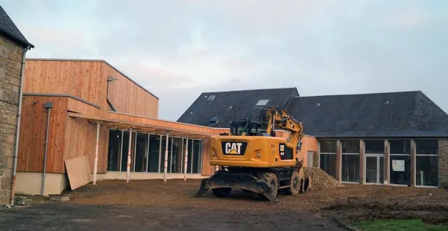 photo  la maison des sens, située à droite de la mairie, renferme la salle de restauration scolaire, la salle du foyer et la médiathèque, le tout savamment habillé de bois, ce qui va rendre l’ensemble très chaleureux.  &copy;  ouest-france 