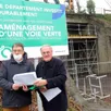 photo  a droite, christophe de balorre, président du conseil départemental et pascal gahéry directeur du service développement durable des territoires sont venus constater l’avancée des travaux concernant le pont de la route d’argentan. 