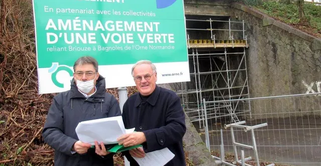 photo  a droite, christophe de balorre, président du conseil départemental et pascal gahéry directeur du service développement durable des territoires sont venus constater l’avancée des travaux concernant le pont de la route d’argentan.  &copy;  ouest-france 