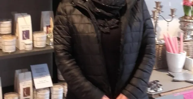 photo  sandrine alves de carvalho ferme sa boutique de fleurs madame rose.  &copy;  ouest-france 